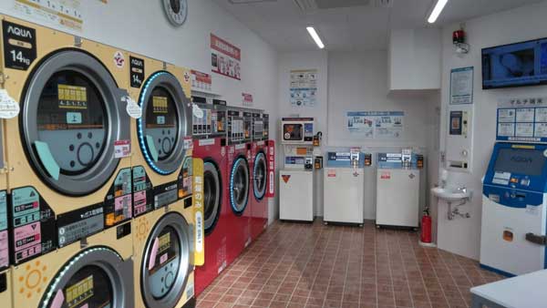 コインランドリー/ピエロ365号石川町店 店内