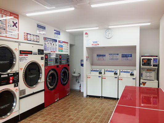 コインランドリー/ピエロ86号馬引沢店 店内